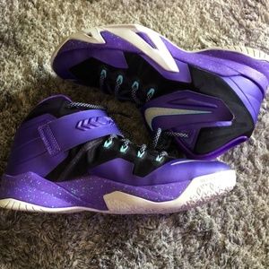 Nike Lebron Solider 8 in indigo and cyan